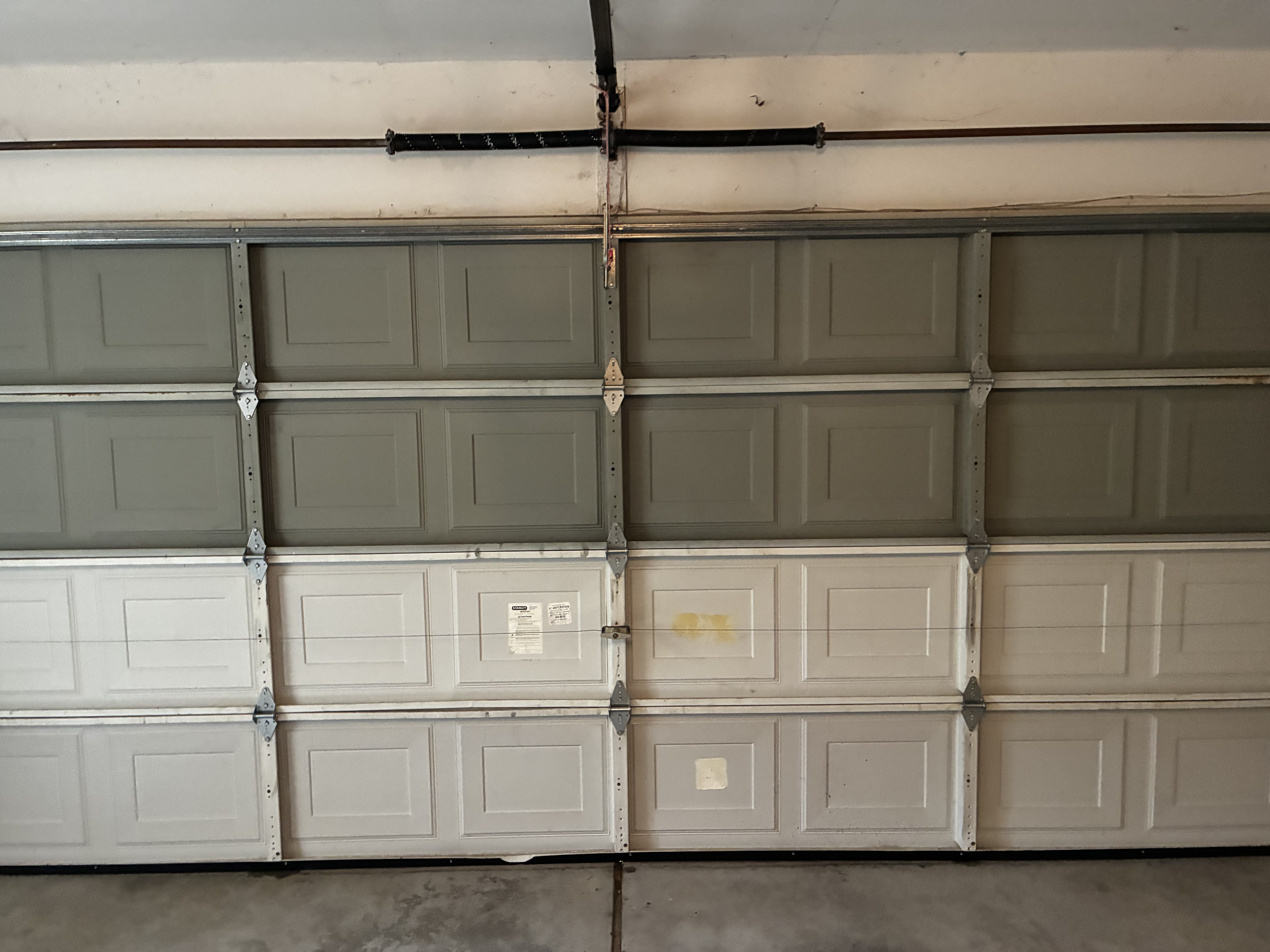 Set of new hinges installed